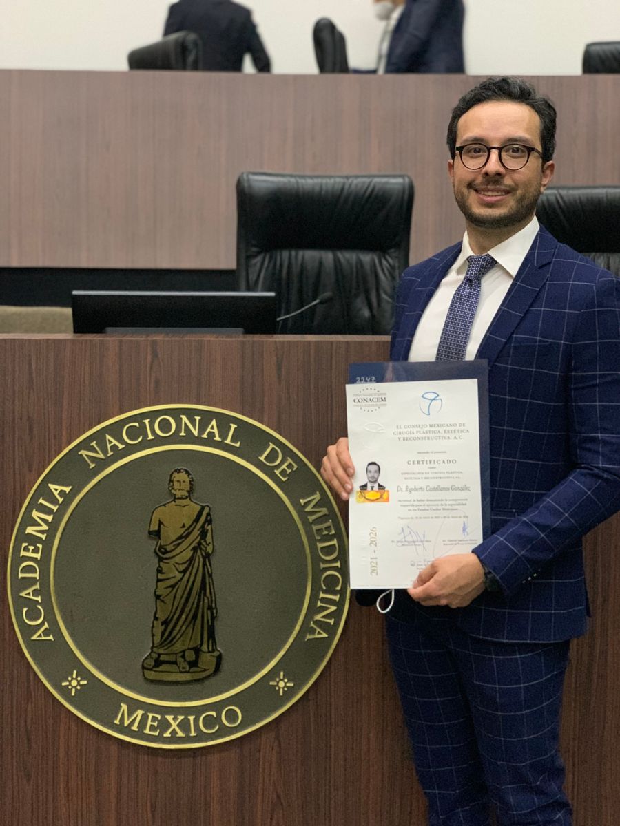 Certificado por el Consejo Mexicano de Cirugía Plástica.